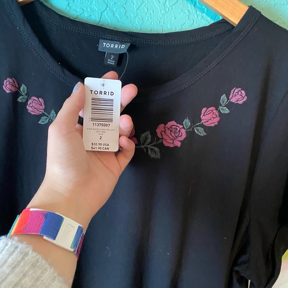 💔SOLD {Torrid} NWT Rose embroidery tee - Picture 2 of 4